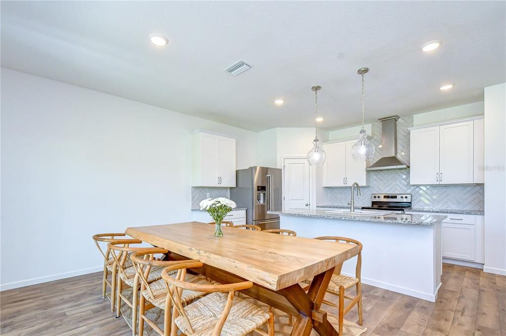 En Venta: $385,000 (4 camas, 3 baños, 2260 Pies cuadrados)