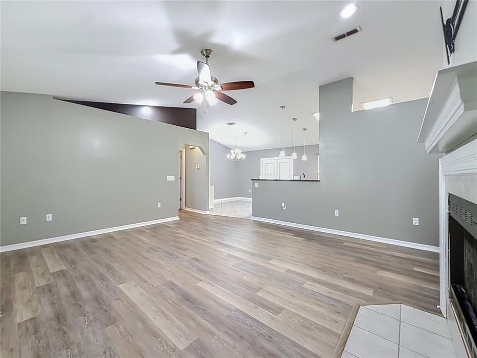 Active With Contract: $379,900 (3 beds, 2 baths, 1632 Square Feet)