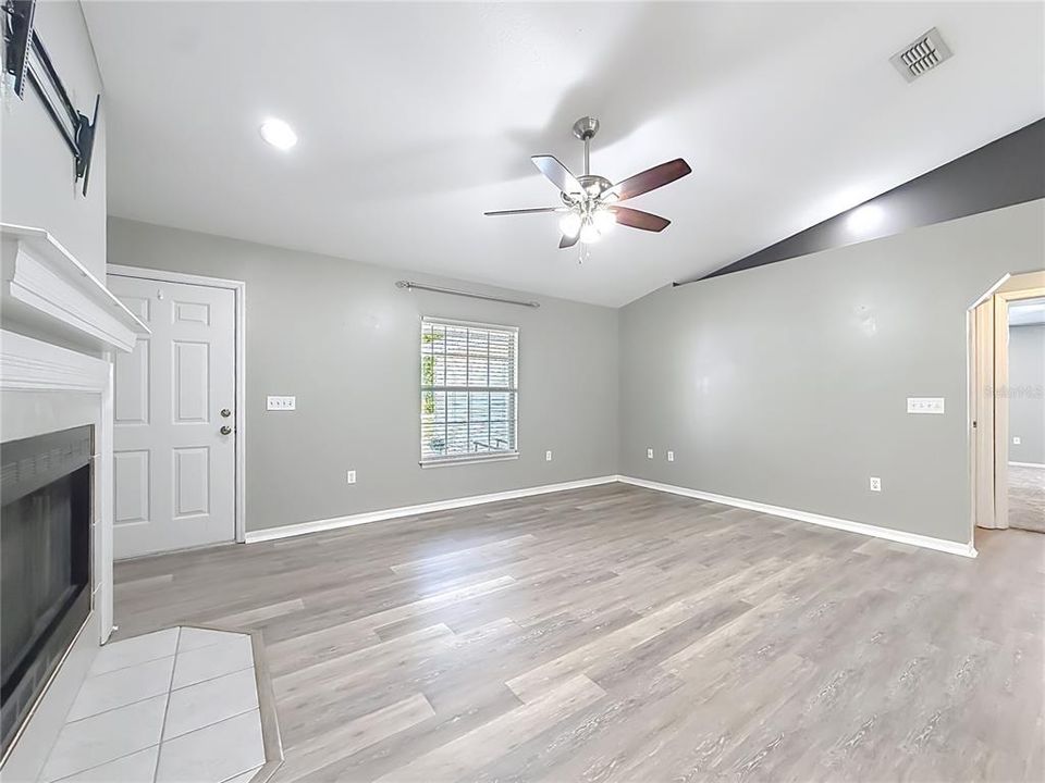 Active With Contract: $379,900 (3 beds, 2 baths, 1632 Square Feet)