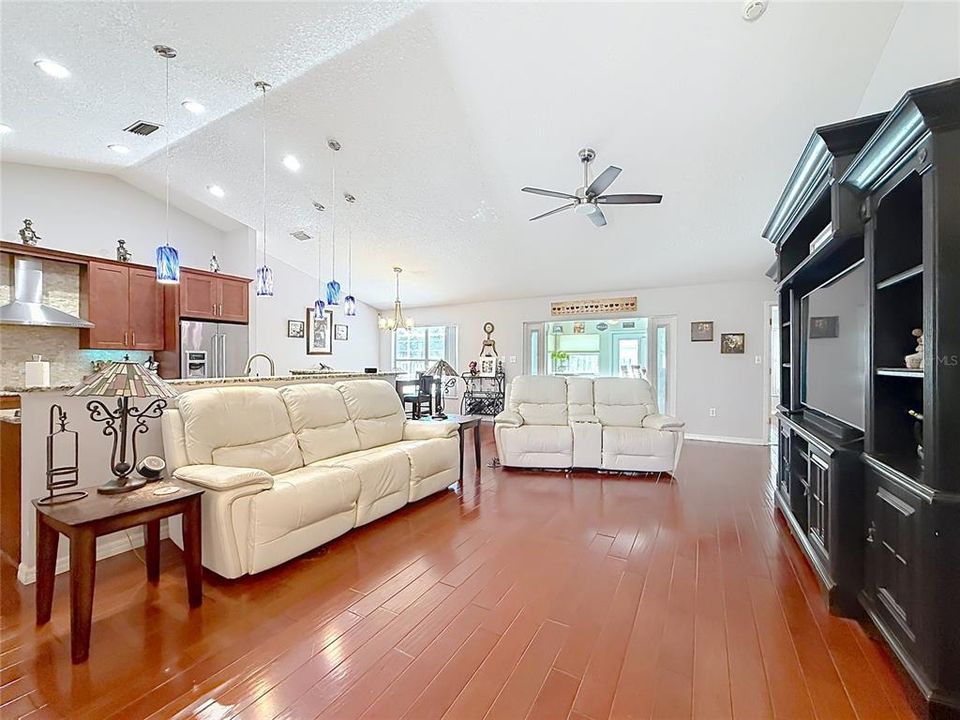 For Sale: $475,000 (3 beds, 3 baths, 2132 Square Feet)