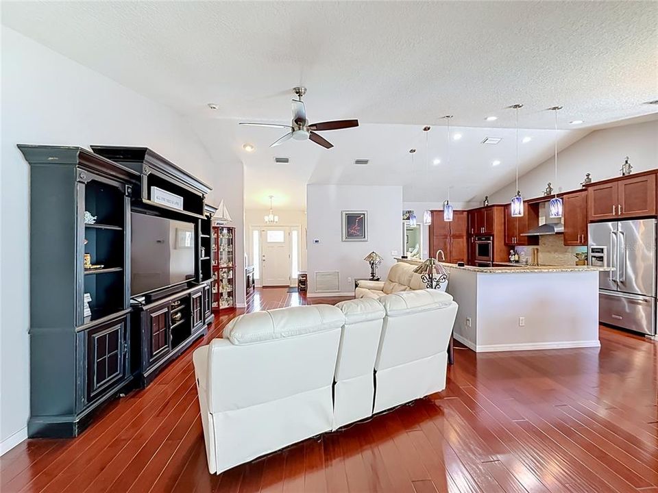 For Sale: $475,000 (3 beds, 3 baths, 2132 Square Feet)