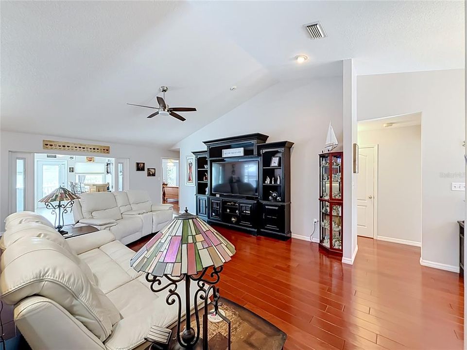 For Sale: $475,000 (3 beds, 3 baths, 2132 Square Feet)