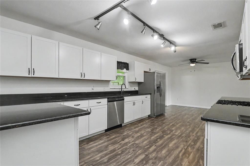 For Sale: $284,900 (3 beds, 2 baths, 1872 Square Feet)