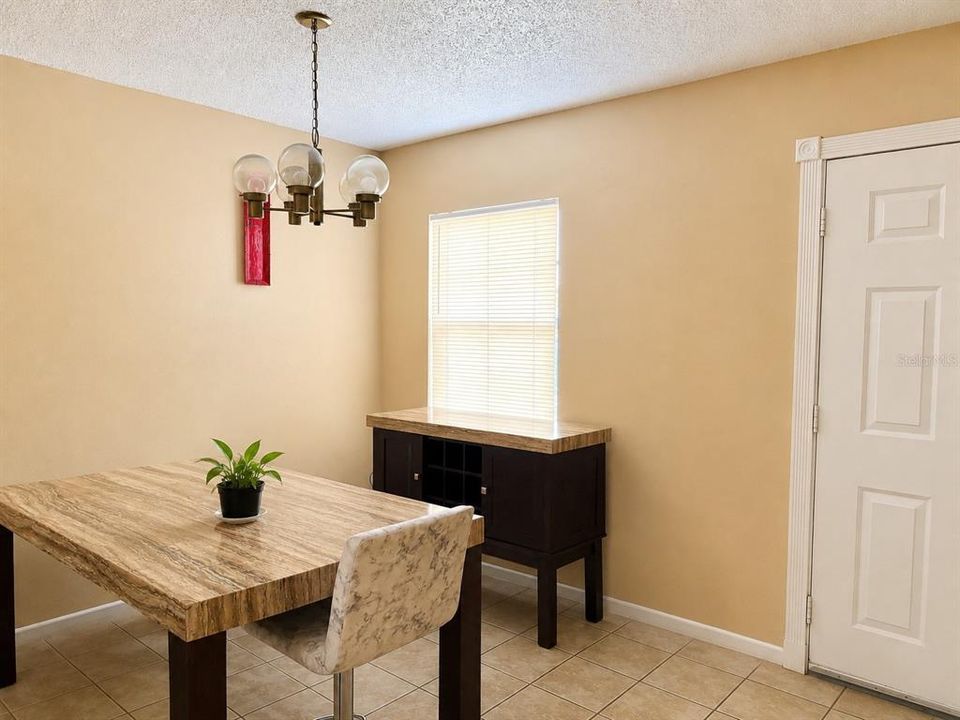 For Sale: $149,900 (2 beds, 1 baths, 864 Square Feet)