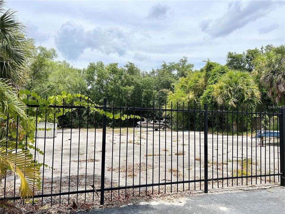 For Sale: $149,900 (2 beds, 1 baths, 864 Square Feet)