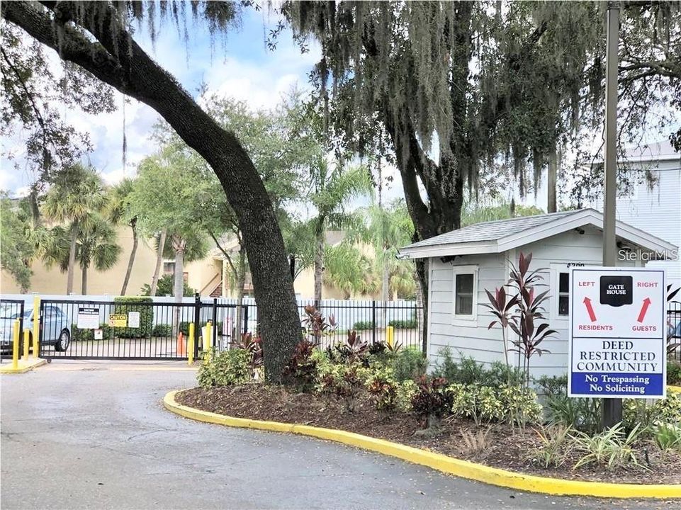 For Sale: $149,900 (2 beds, 1 baths, 864 Square Feet)