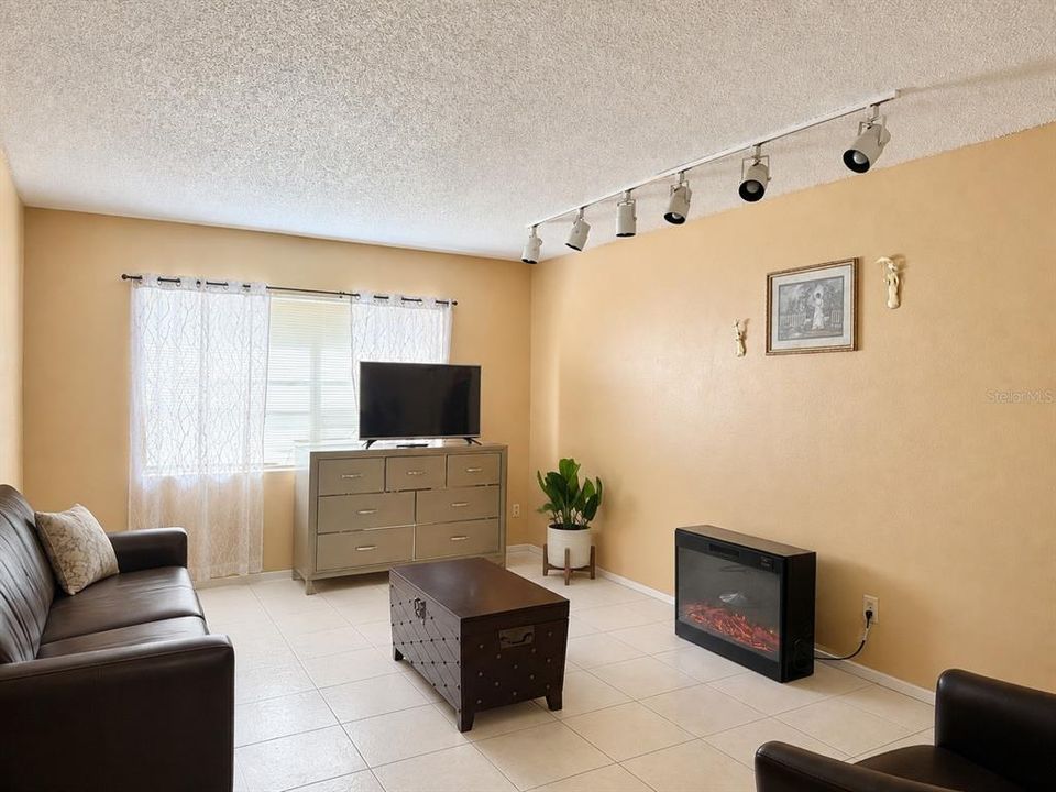 For Sale: $149,900 (2 beds, 1 baths, 864 Square Feet)