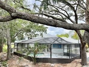 For Sale: $149,900 (2 beds, 1 baths, 864 Square Feet)