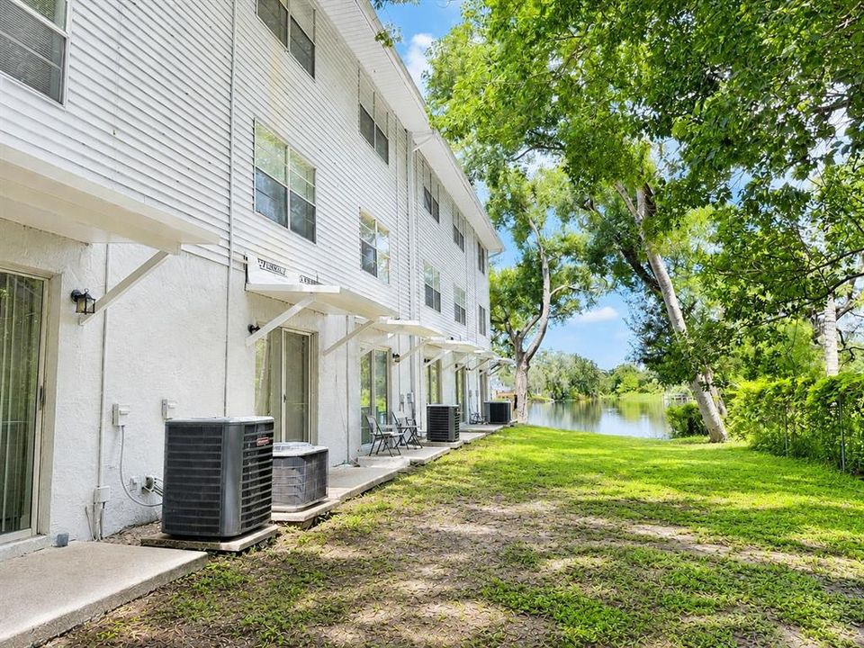 For Sale: $149,900 (2 beds, 1 baths, 864 Square Feet)