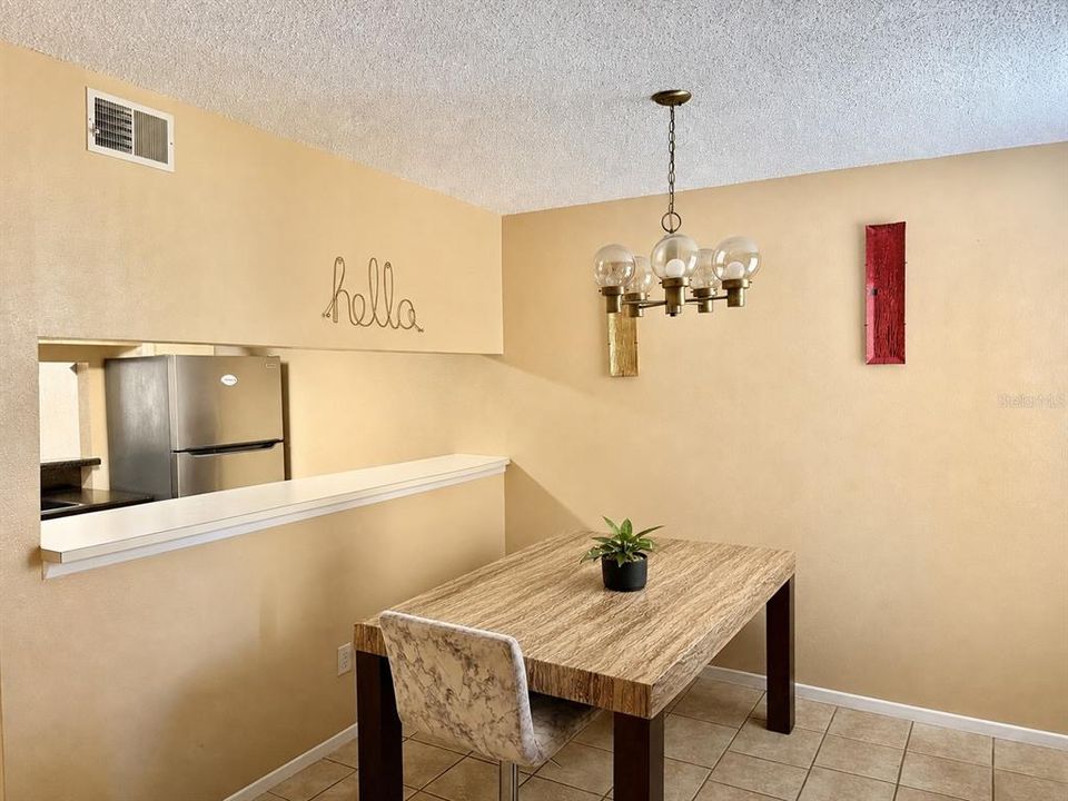 For Sale: $149,900 (2 beds, 1 baths, 864 Square Feet)