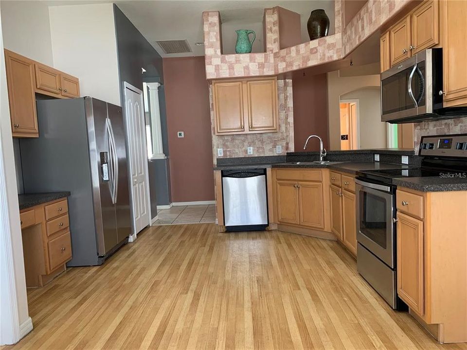 For Rent: $2,800 (4 beds, 2 baths, 2079 Square Feet)