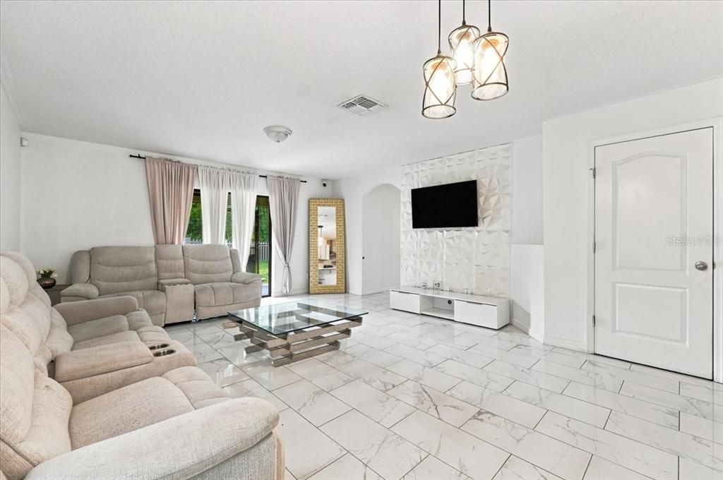 На продажу: $289,900 (4 спален, 2 ванн, 1863 Квадратных фут)