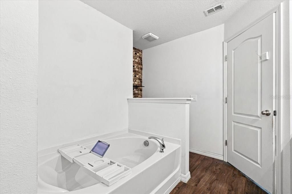 На продажу: $289,900 (4 спален, 2 ванн, 1863 Квадратных фут)