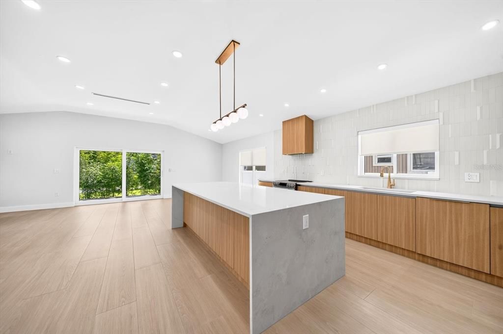 En Venta: $799,000 (3 camas, 2 baños, 1668 Pies cuadrados)