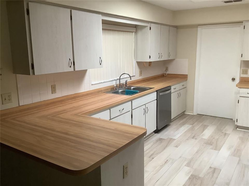 For Sale: $390,000 (2 beds, 2 baths, 2055 Square Feet)