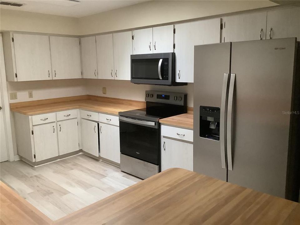 For Sale: $390,000 (2 beds, 2 baths, 2055 Square Feet)