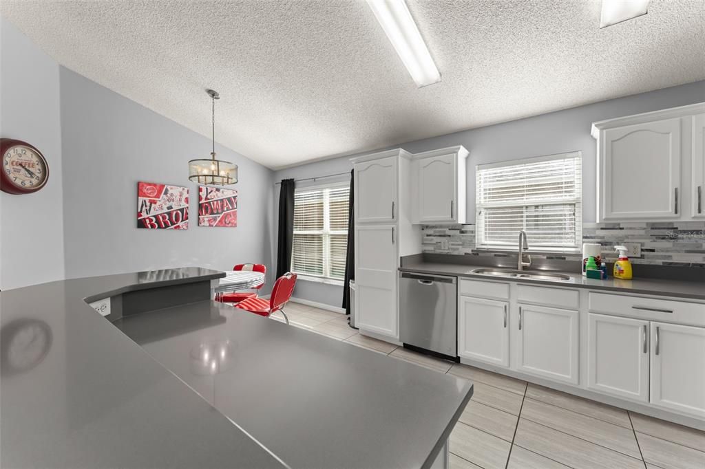 For Sale: $499,000 (5 beds, 4 baths, 2136 Square Feet)