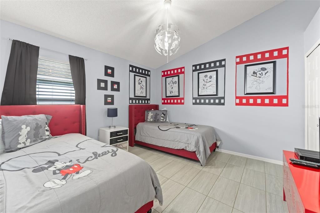For Sale: $499,000 (5 beds, 4 baths, 2136 Square Feet)