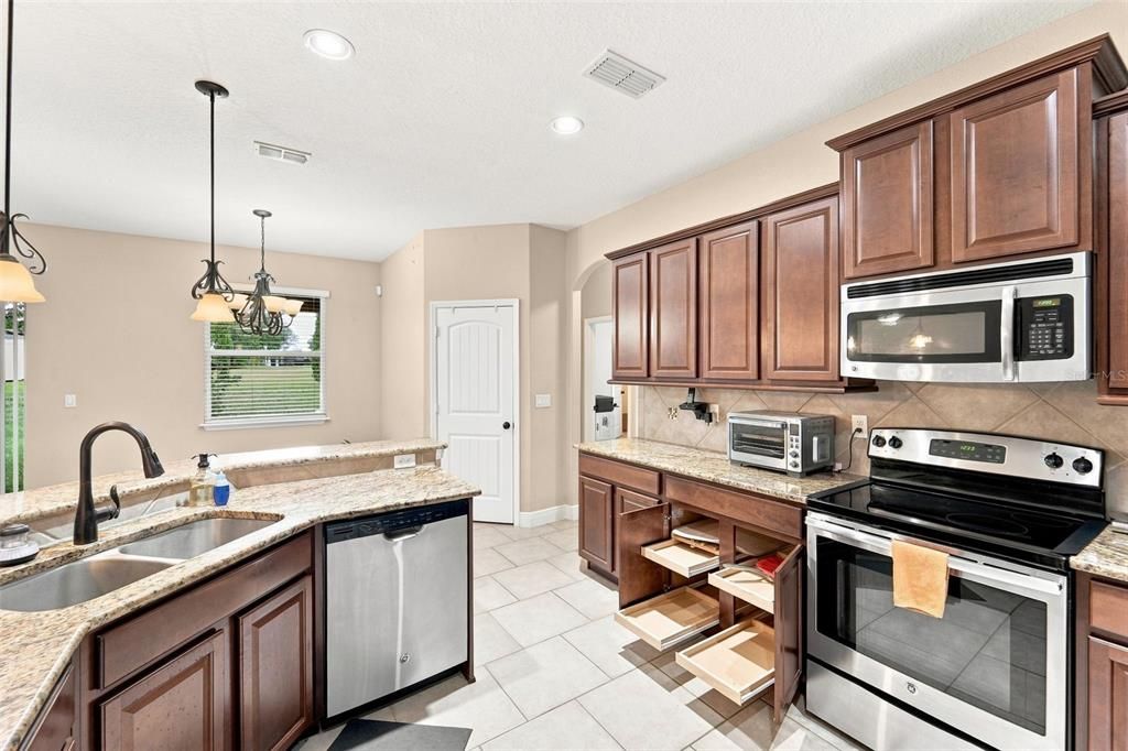 待售: $429,999 (4 贝兹, 2 浴室, 2465 平方英尺)