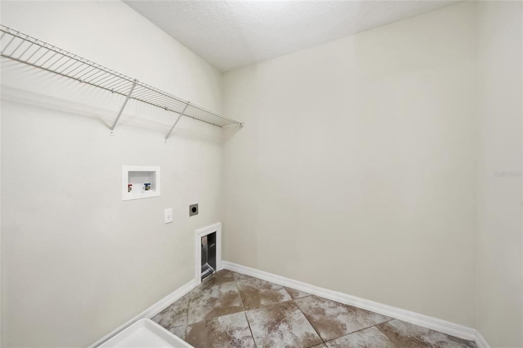 For Rent: $3,995 (7 beds, 4 baths, 4054 Square Feet)