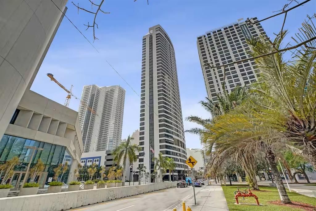 For Sale: $490,000 (1 beds, 1 baths, 530 Square Feet)