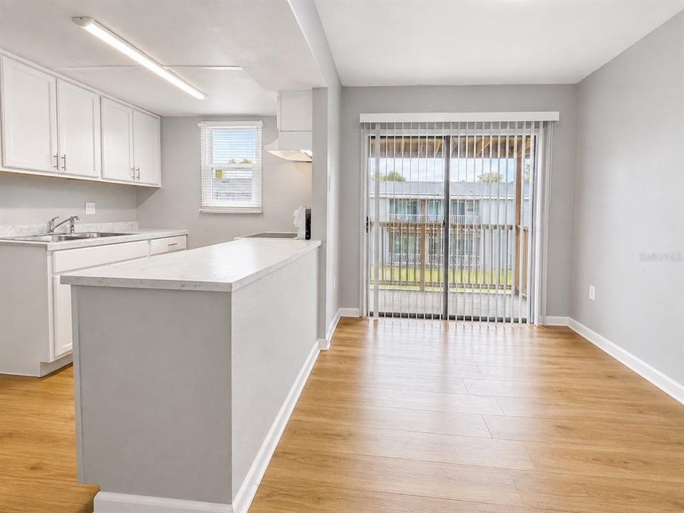 For Sale: $129,900 (2 beds, 1 baths, 992 Square Feet)