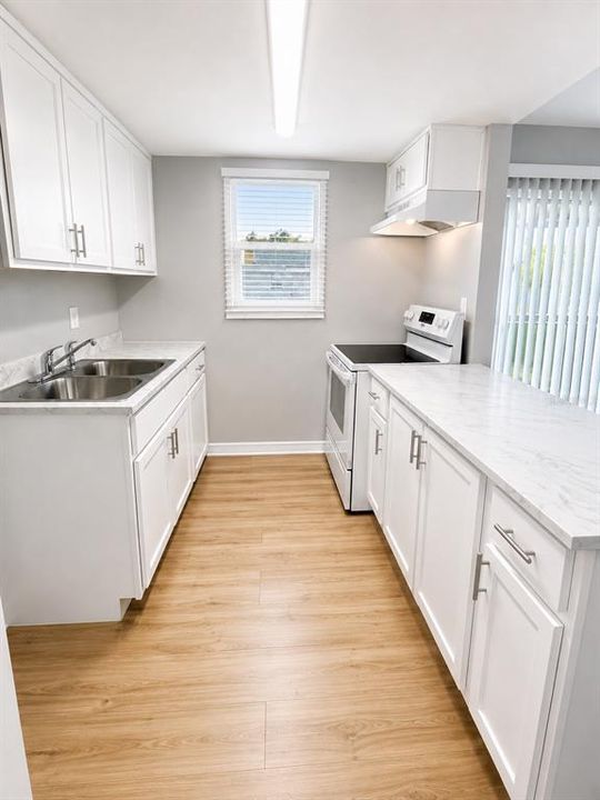 For Sale: $129,900 (2 beds, 1 baths, 992 Square Feet)