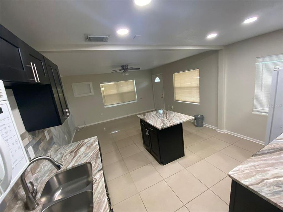 For Rent: $1,550 (2 beds, 1 baths, 726 Square Feet)