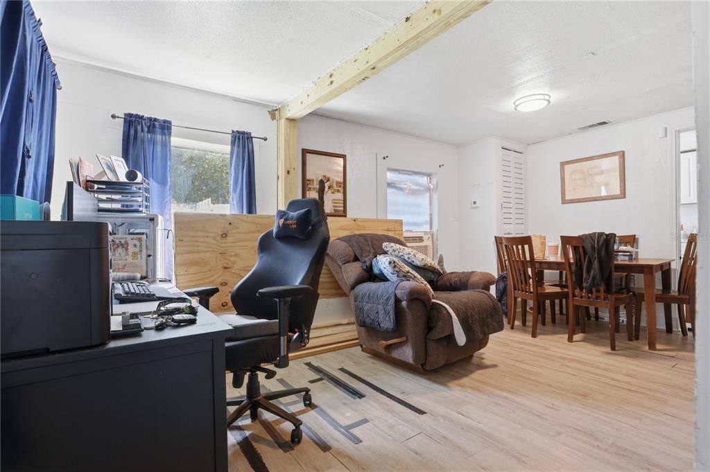 For Sale: $197,500 (2 beds, 1 baths, 972 Square Feet)
