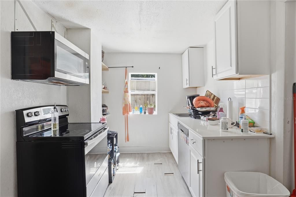For Sale: $197,500 (2 beds, 1 baths, 972 Square Feet)