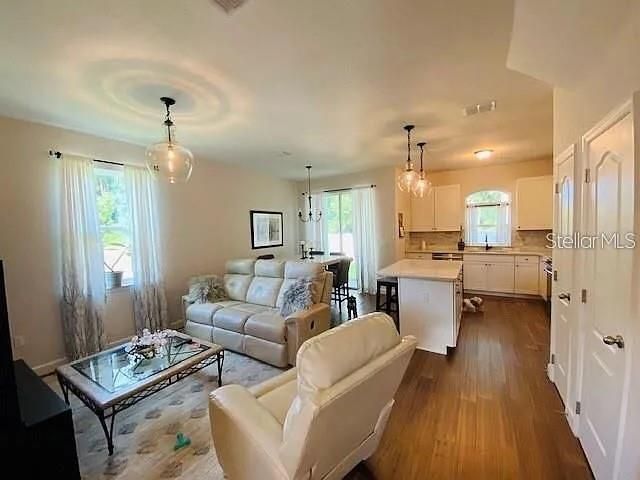 For Rent: $2,350 (3 beds, 2 baths, 1285 Square Feet)