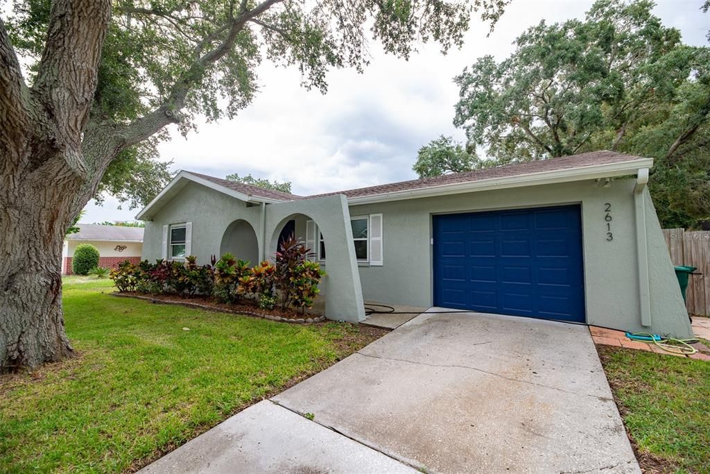 For Rent: $2,100 (2 beds, 1 baths, 882 Square Feet)