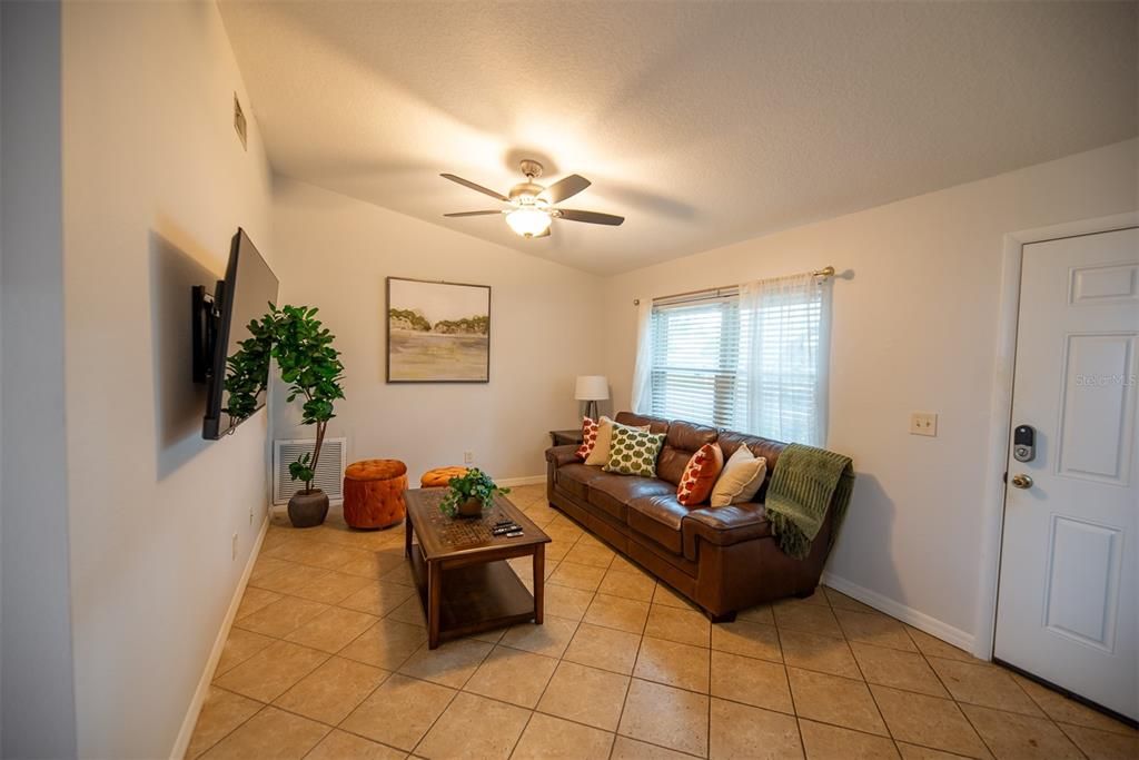 For Rent: $2,100 (2 beds, 1 baths, 882 Square Feet)