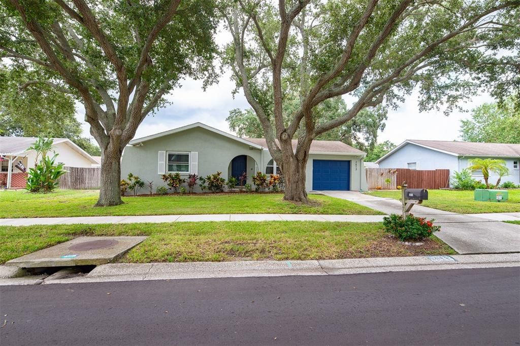 For Rent: $2,100 (2 beds, 1 baths, 882 Square Feet)