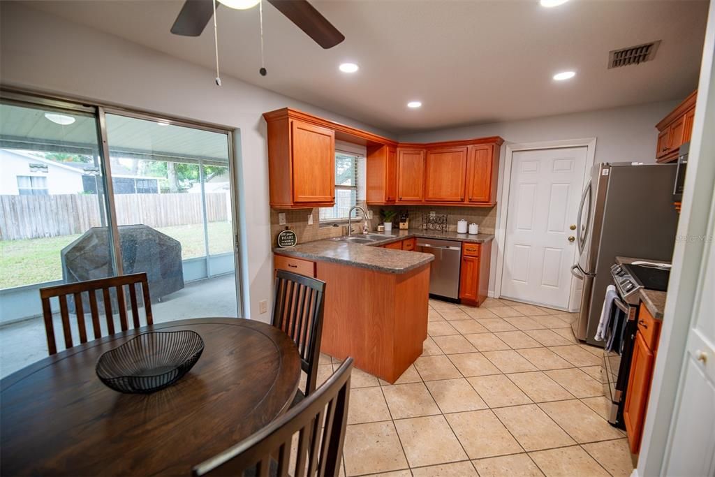 For Rent: $2,100 (2 beds, 1 baths, 882 Square Feet)
