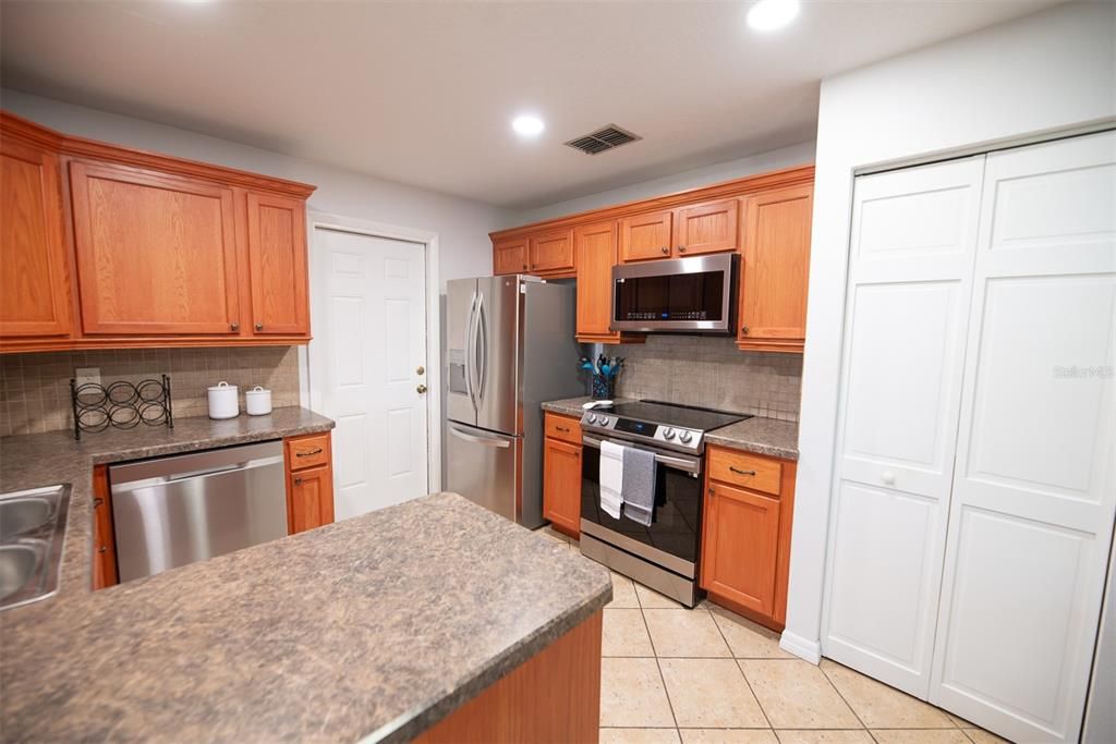 For Rent: $2,100 (2 beds, 1 baths, 882 Square Feet)