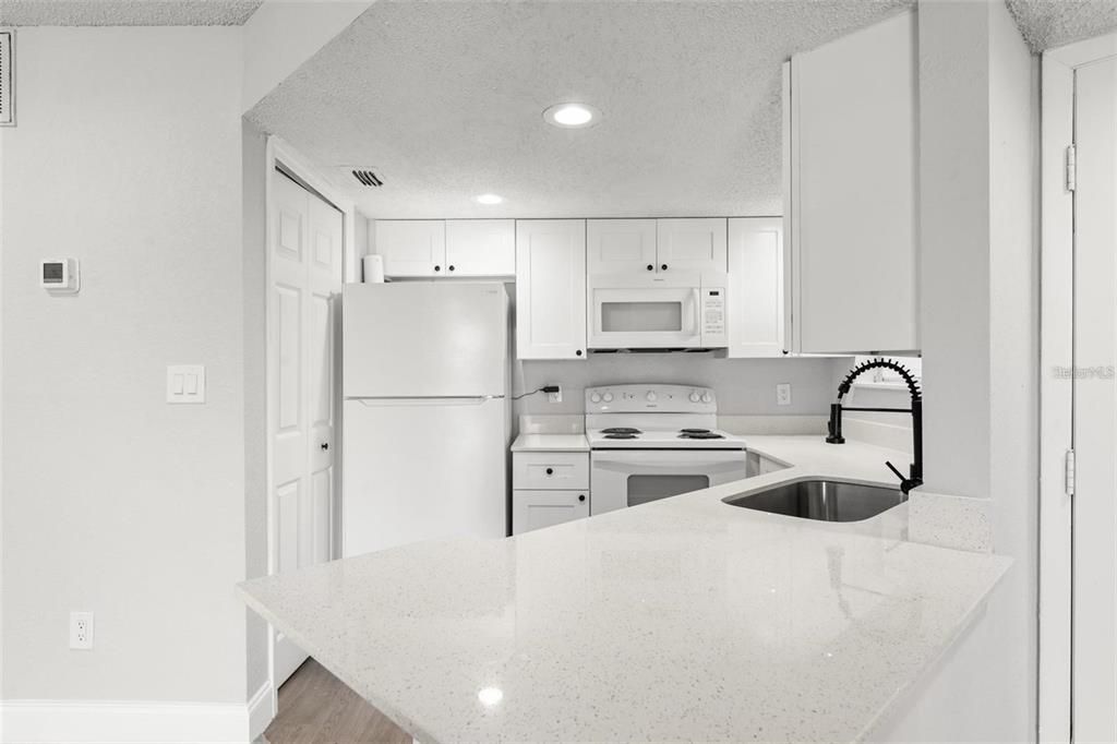 For Rent: $1,650 (2 beds, 2 baths, 864 Square Feet)