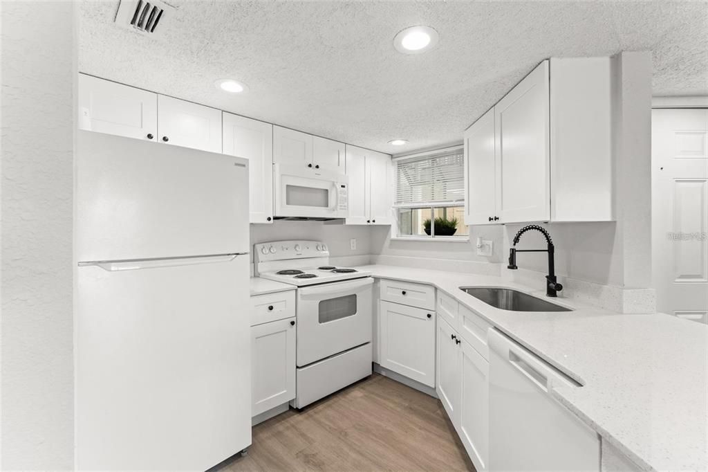 For Rent: $1,650 (2 beds, 2 baths, 864 Square Feet)