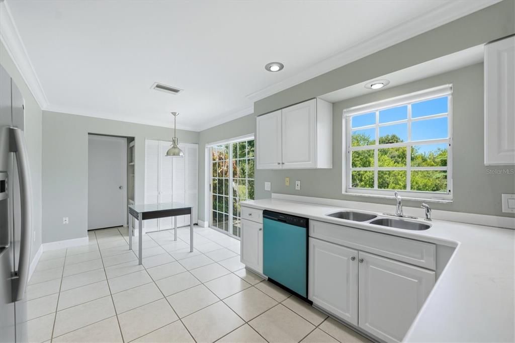 For Sale: $269,000 (2 beds, 2 baths, 1241 Square Feet)