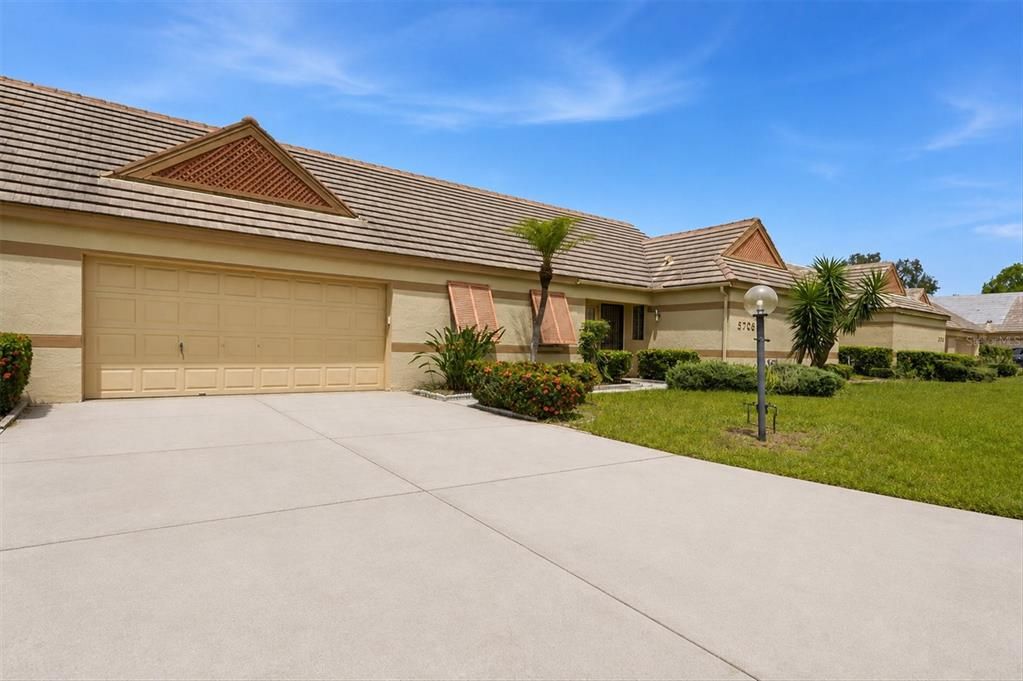For Sale: $269,000 (2 beds, 2 baths, 1241 Square Feet)