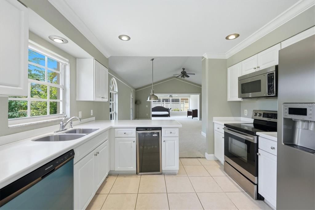 For Sale: $269,000 (2 beds, 2 baths, 1241 Square Feet)