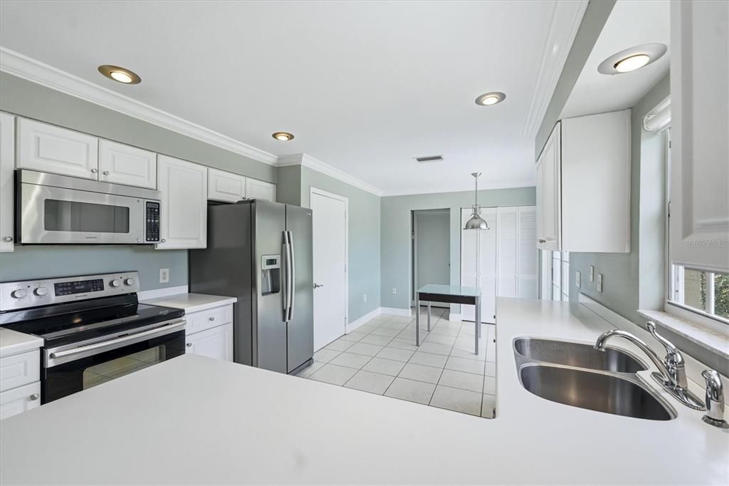 For Sale: $269,000 (2 beds, 2 baths, 1241 Square Feet)