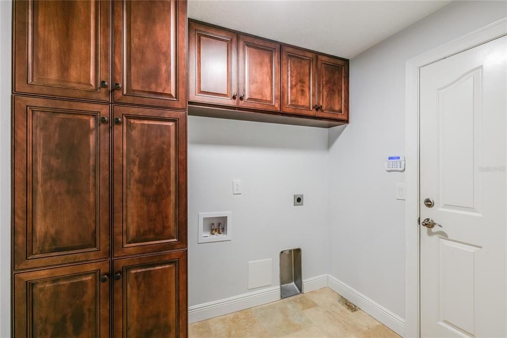 For Sale: $925,000 (4 beds, 3 baths, 2434 Square Feet)