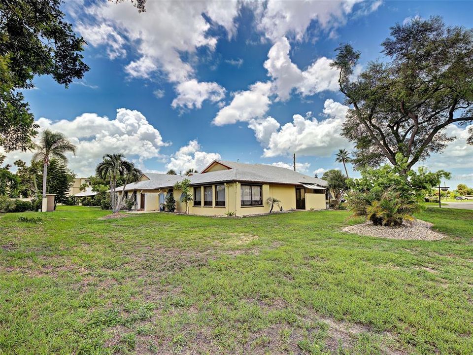 For Sale: $312,900 (2 beds, 2 baths, 1900 Square Feet)