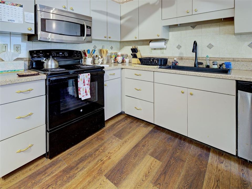 For Sale: $312,900 (2 beds, 2 baths, 1900 Square Feet)