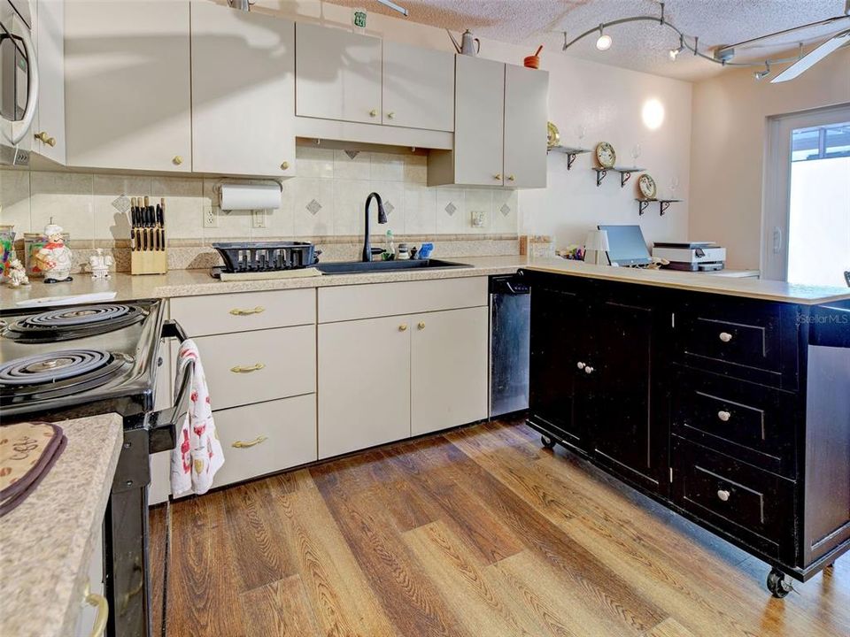 For Sale: $312,900 (2 beds, 2 baths, 1900 Square Feet)