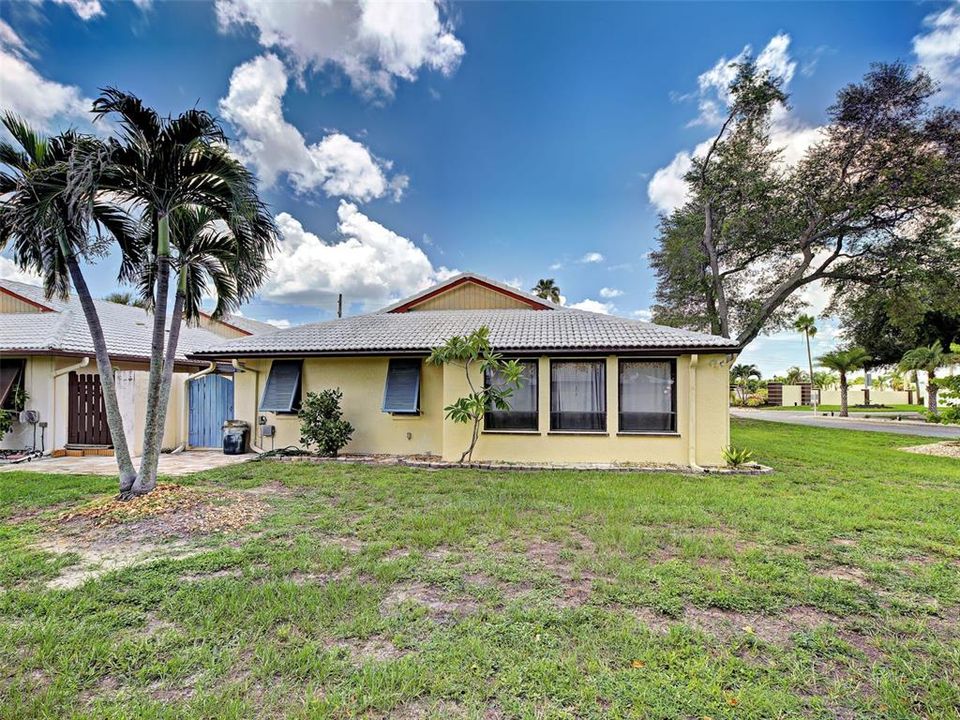 For Sale: $312,900 (2 beds, 2 baths, 1900 Square Feet)