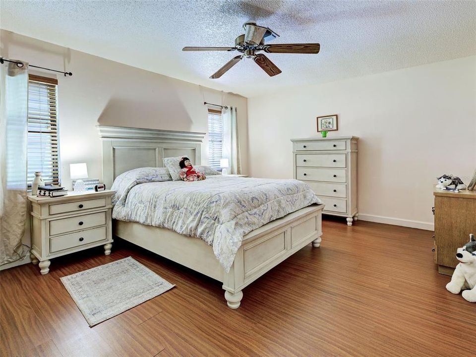 For Sale: $312,900 (2 beds, 2 baths, 1900 Square Feet)