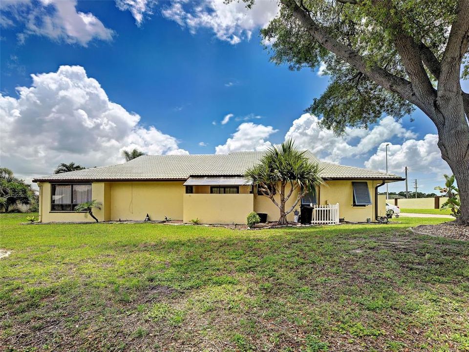 For Sale: $312,900 (2 beds, 2 baths, 1900 Square Feet)