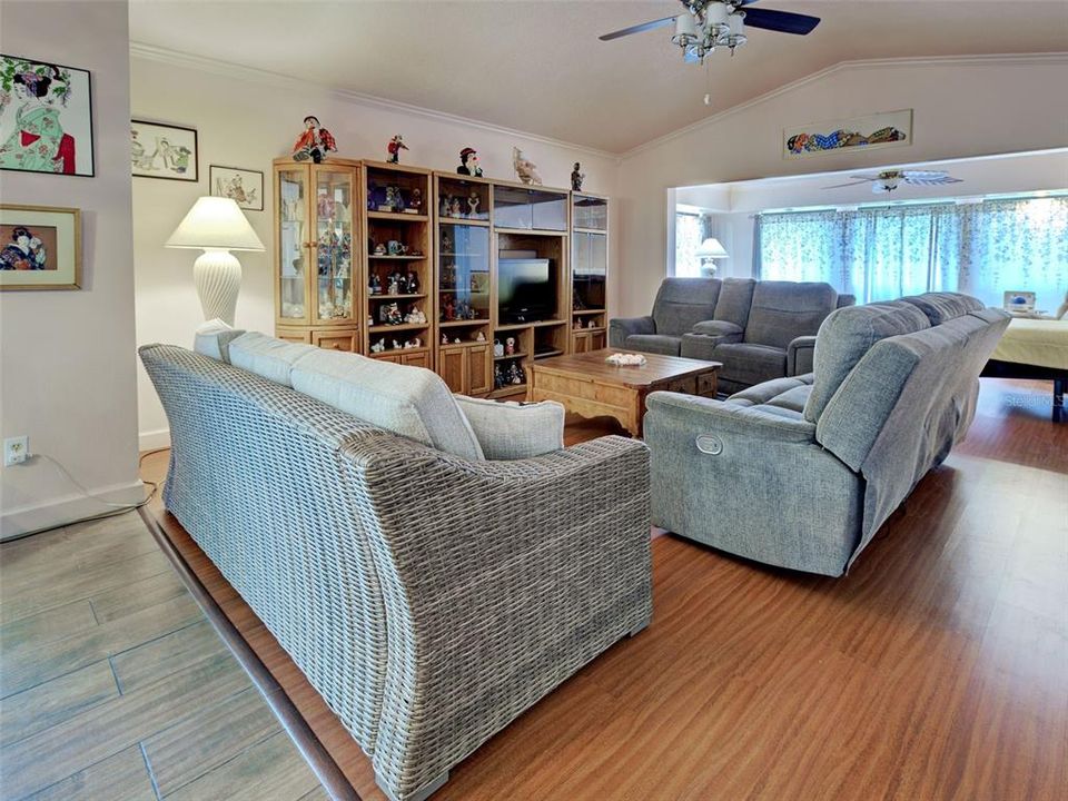 For Sale: $312,900 (2 beds, 2 baths, 1900 Square Feet)